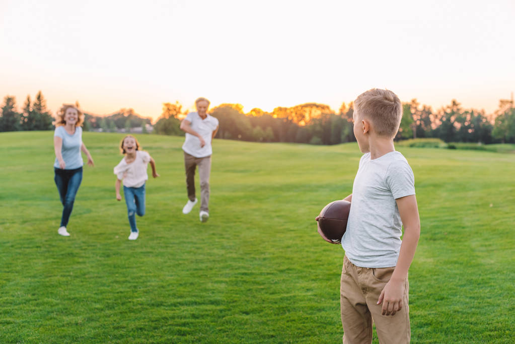 アメリカン フットボールをする家族 - 写真・画像