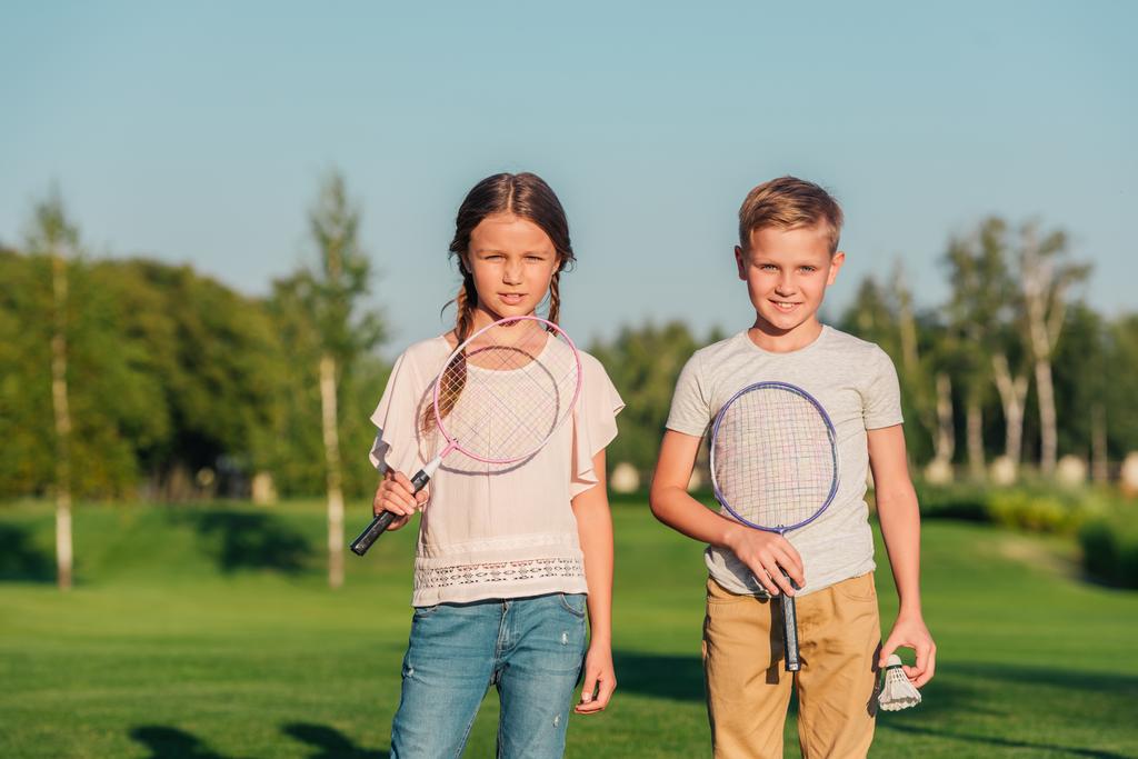 bambini con attrezzatura badminton
 - Foto, immagini