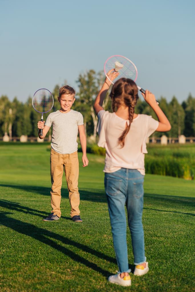 çocuklar badminton oynarken - Fotoğraf, Görsel
