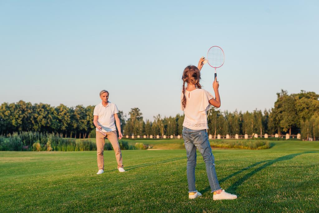 Familie spielt Badminton - Foto, Bild