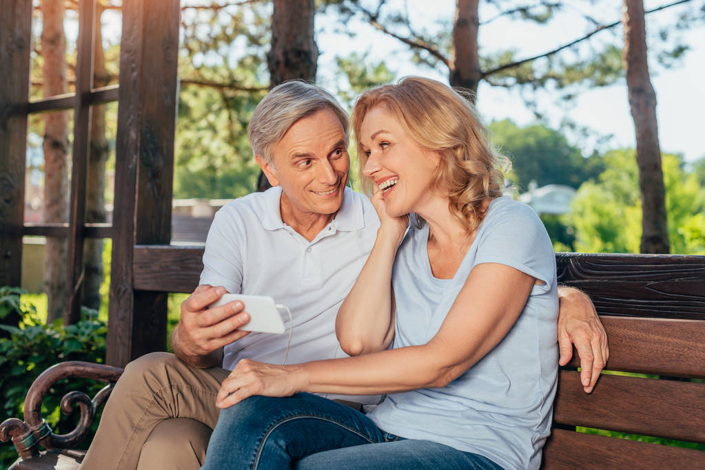 pareja de personas mayores usando smartphone juntos
 - Foto, Imagen