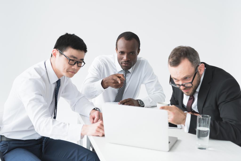 hombres de negocios multiculturales utilizando el ordenador portátil
 - Foto, imagen