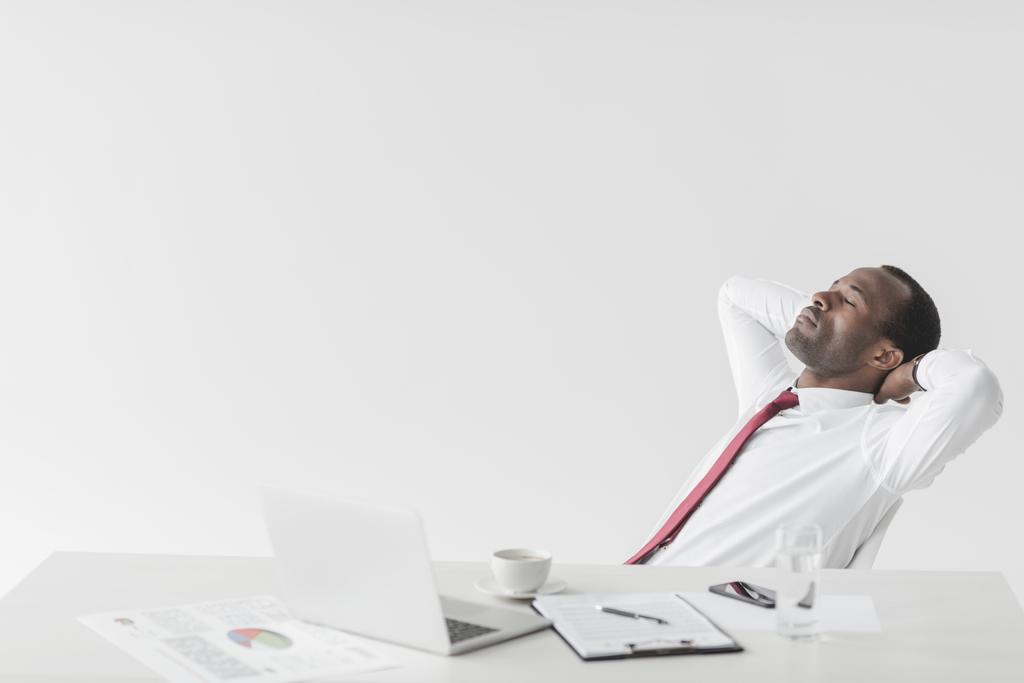 empresario afroamericano descansando en el espacio de trabajo
 - Foto, imagen