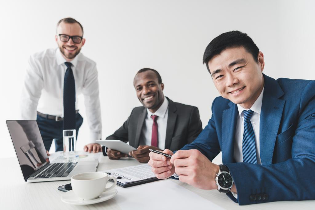 hombres de negocios multiculturales utilizando tableta
 - Foto, Imagen