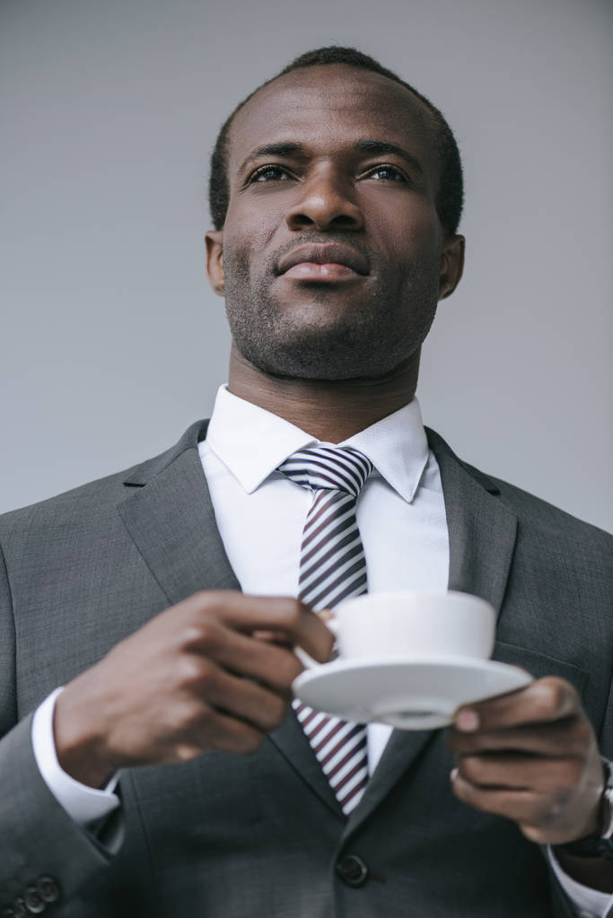 homme d'affaires afro-américain avec tasse de café
 - Photo, image