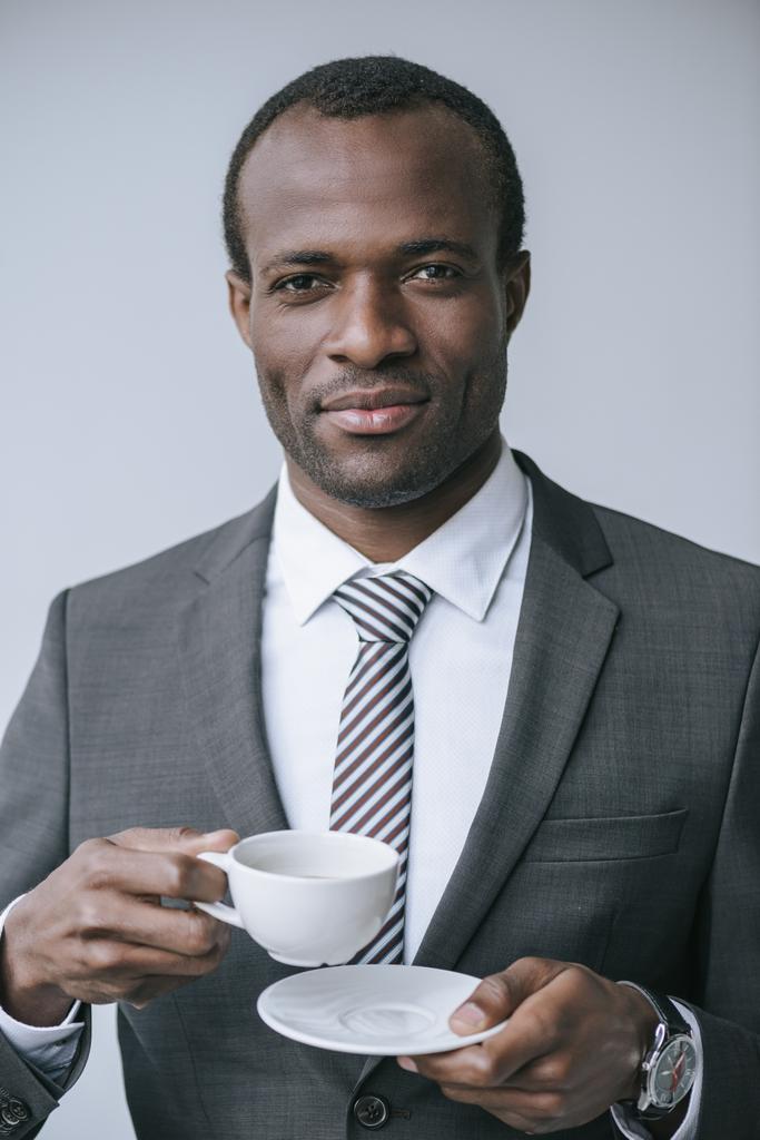 afrikkalainen amerikkalainen liikemies kahvikupilla
 - Valokuva, kuva