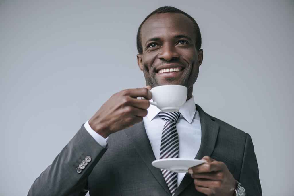 Африканский американский бизнесмен пьет кофе
 - Фото, изображение
