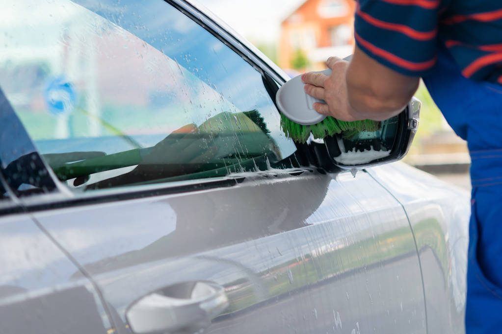 Pracovní muž myje auto zpětné zrcátko - Fotografie, Obrázek