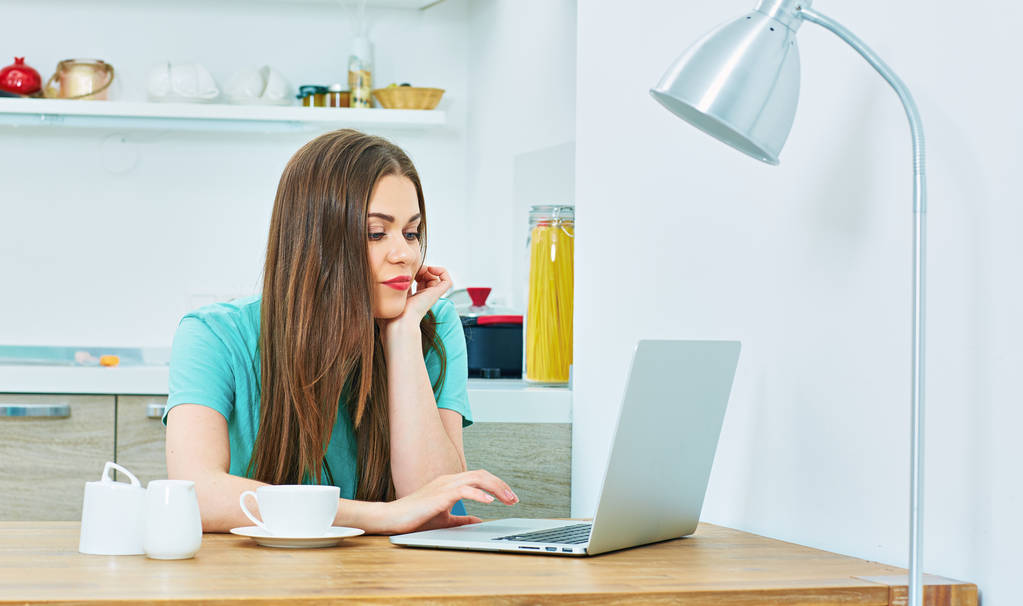 žena s laptopem sedí v kuchyni - Fotografie, Obrázek