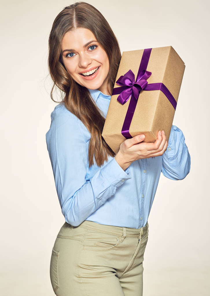 Frau im Hemd mit Geschenkbox - Foto, Bild