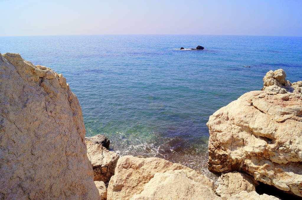 Aphrodite Bay. Piękna plaża znajduje się obok Rock greckich, miejsce narodzin bogini Afrodyty, Cypr. - Zdjęcie, obraz
