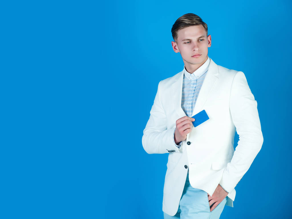 Manager trägt lässigen Anzug auf blauem Hintergrund - Foto, Bild
