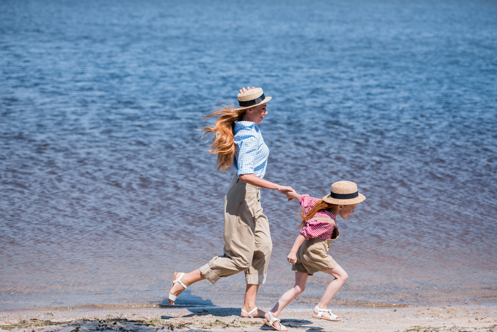 äiti ja tytär kävelemässä meren rannalla
 - Valokuva, kuva