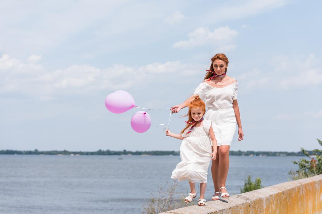 Madre e figlia con palloncini
 - Foto, immagini