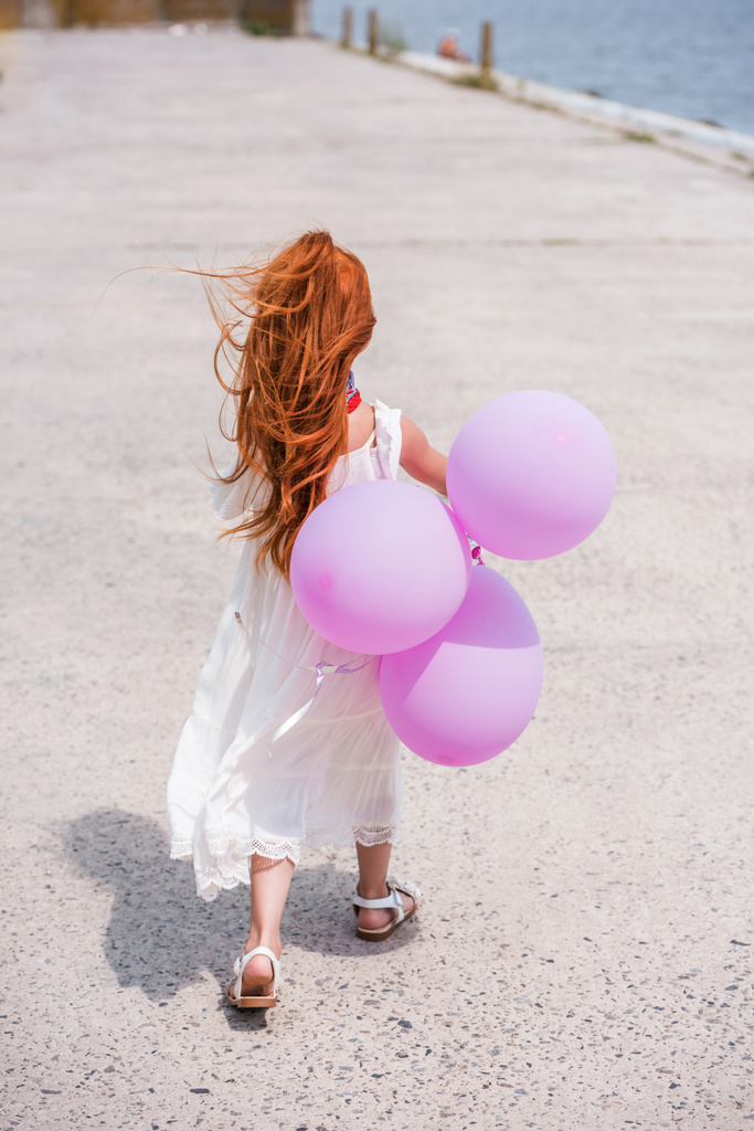 Lapsi ilmapallojen kanssa
 - Valokuva, kuva