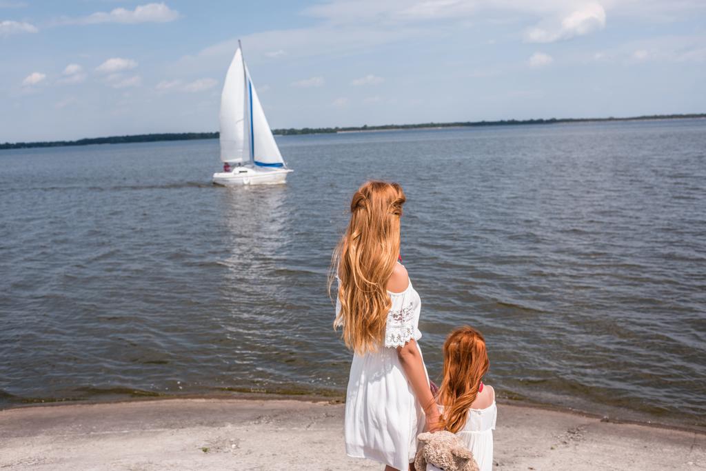matka a dcera při pohledu na jachtě - Fotografie, Obrázek