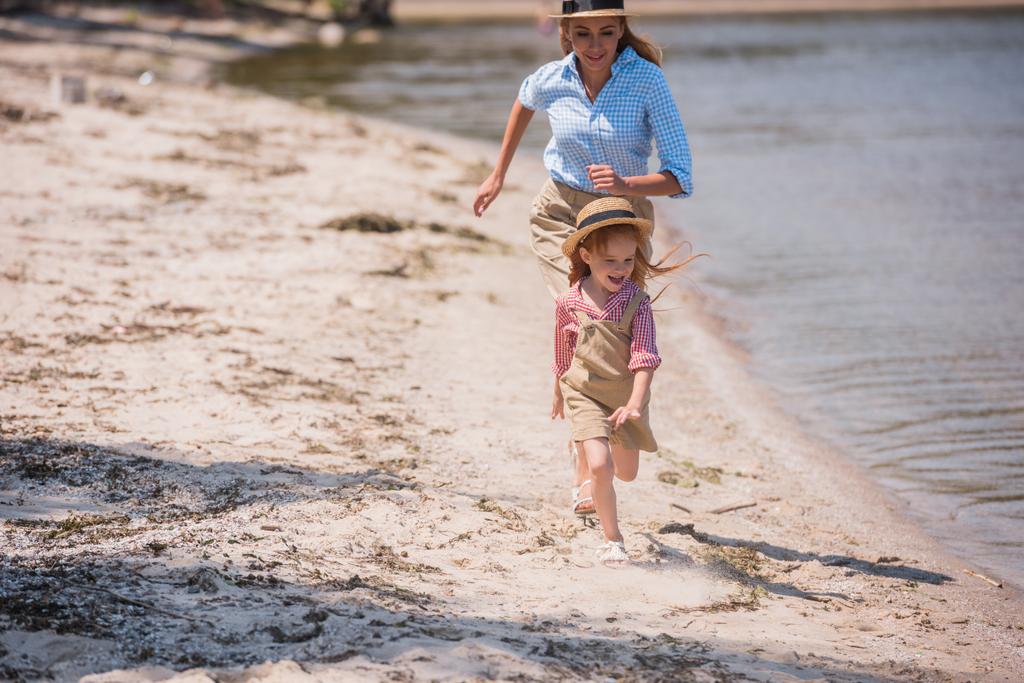 Madre e hija corriendo en la playa - Foto, imagen