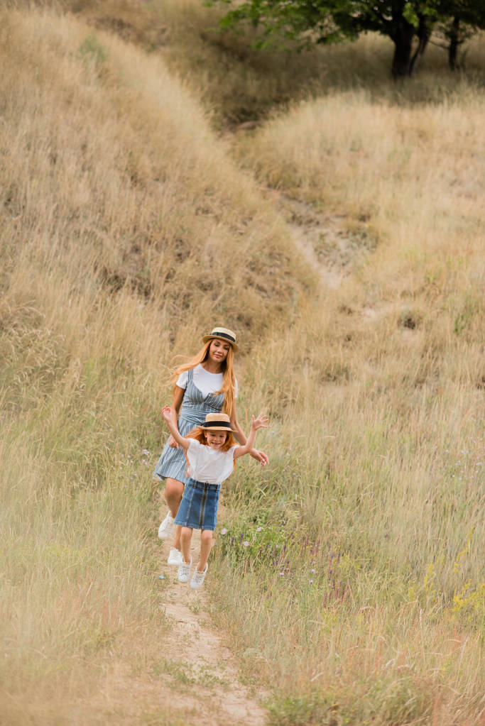мати і дочка ходять на пагорбі
 - Фото, зображення