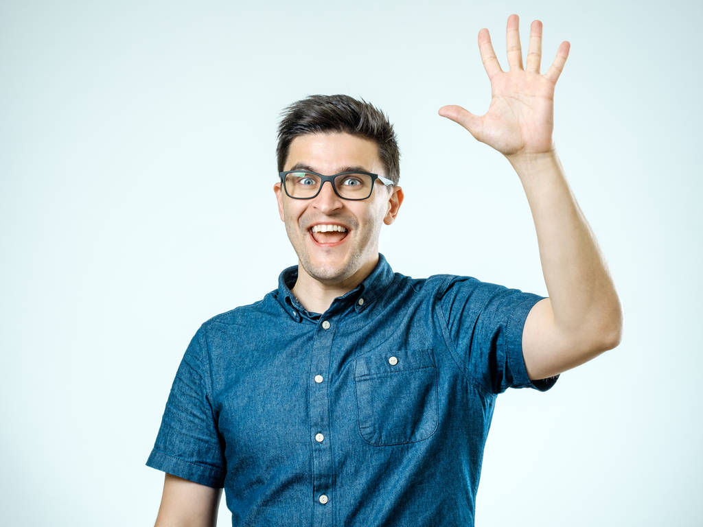 Giovane uomo che fa cinque gesti alti
 - Foto, immagini