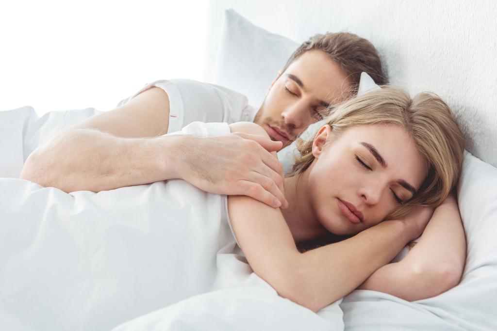 Paar slapende in bed - Foto, afbeelding
