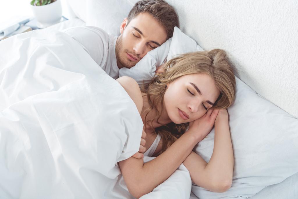 ベッドで寝てるカップル - 写真・画像