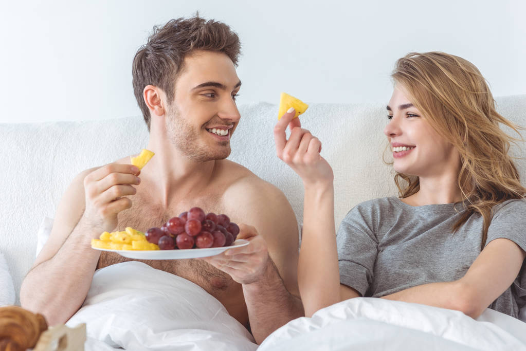 Paar met ontbijt op bed - Foto, afbeelding