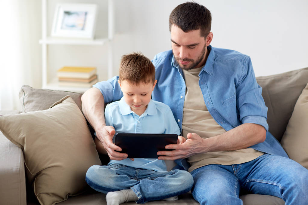 apa és fia, a tablet pc játék otthon - Fotó, kép