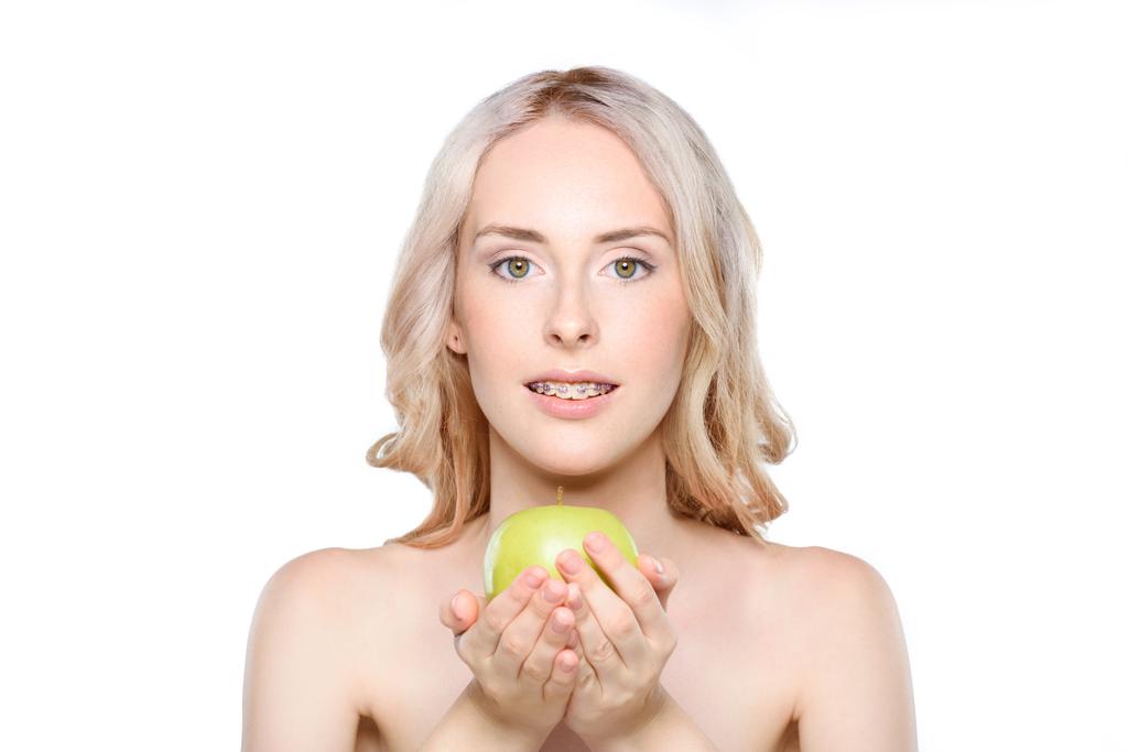 女性の手でリンゴを押し - 写真・画像