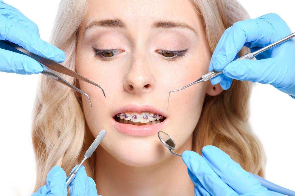 Dentysta narzędzi w pobliżu kobieta trzymając się za ręce - Zdjęcie, obraz