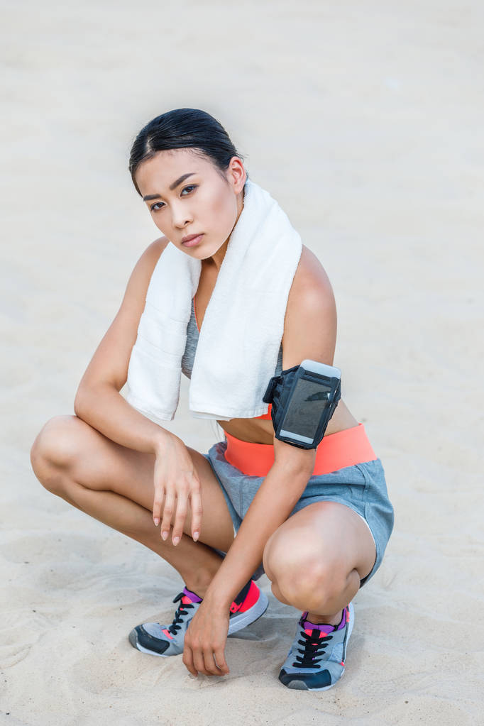 Sportvrouw met sport armband voor smartphone - Foto, afbeelding