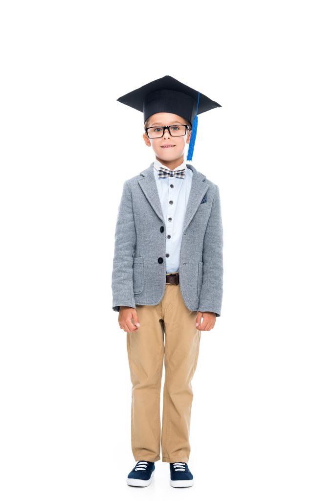 счастливый школьник в выпускной шляпе
 - Фото, изображение