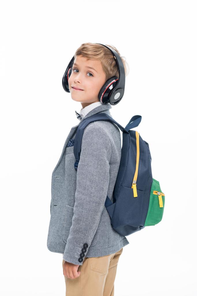 koulupoika langattomissa kuulokkeissa
 - Valokuva, kuva