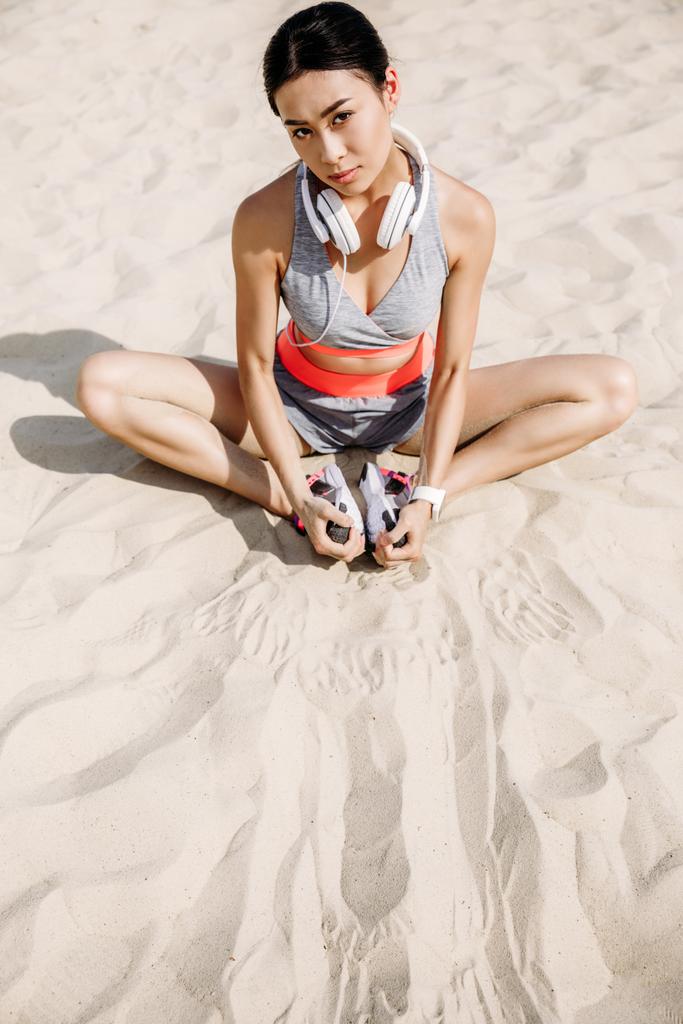 砂の上を伸ばしてスポーツウーマン - 写真・画像
