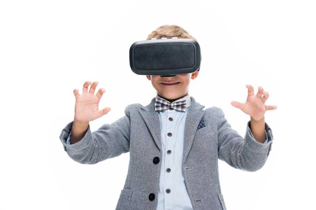 scolaro in VR auricolare
 - Foto, immagini
