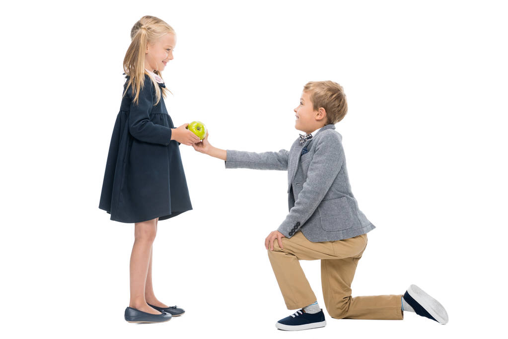 estudante apresentando maçã para menina
 - Foto, Imagem