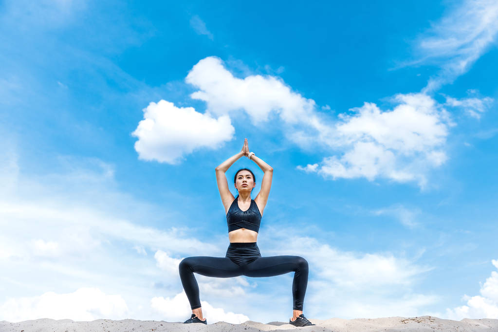 kobieta praktykująca jogę - Zdjęcie, obraz