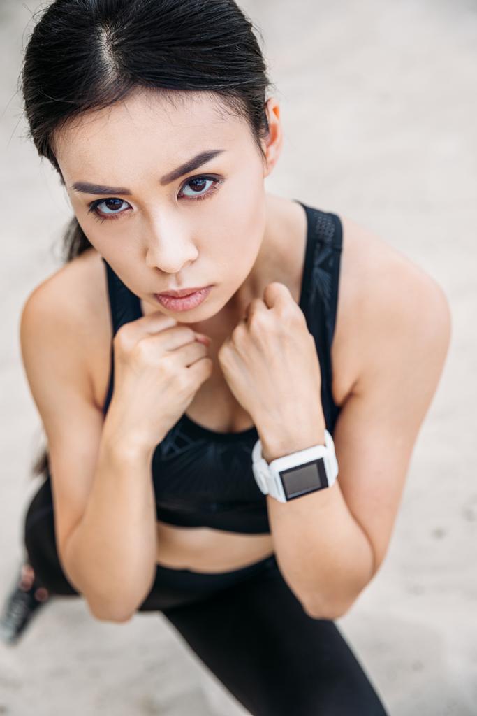 Azjatycka sportsmenki z zegarka smartwatch  - Zdjęcie, obraz