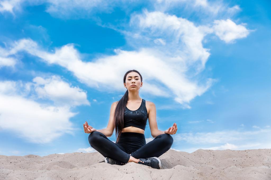 Lotus yoga poz meditasyon kadın - Fotoğraf, Görsel