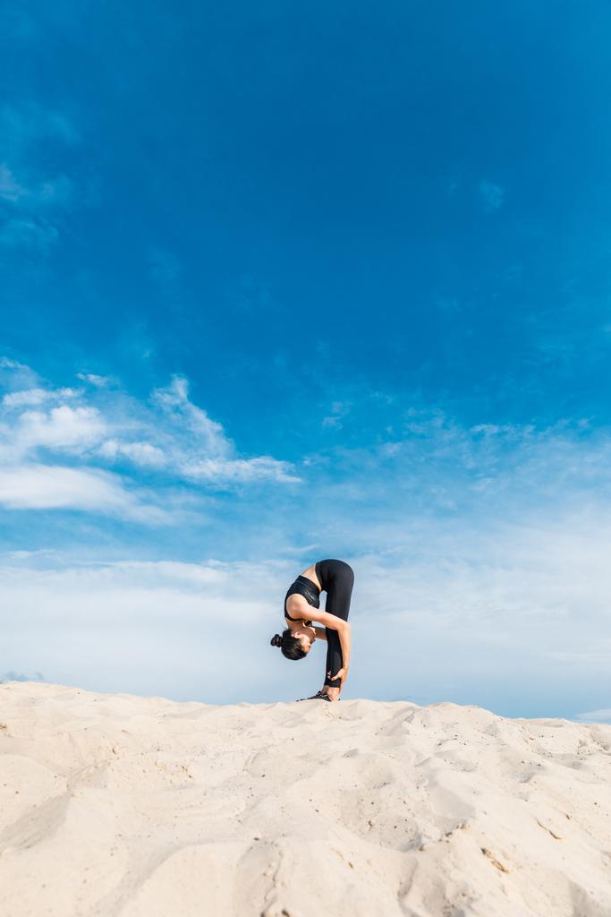 Frau praktiziert Yoga  - Foto, Bild