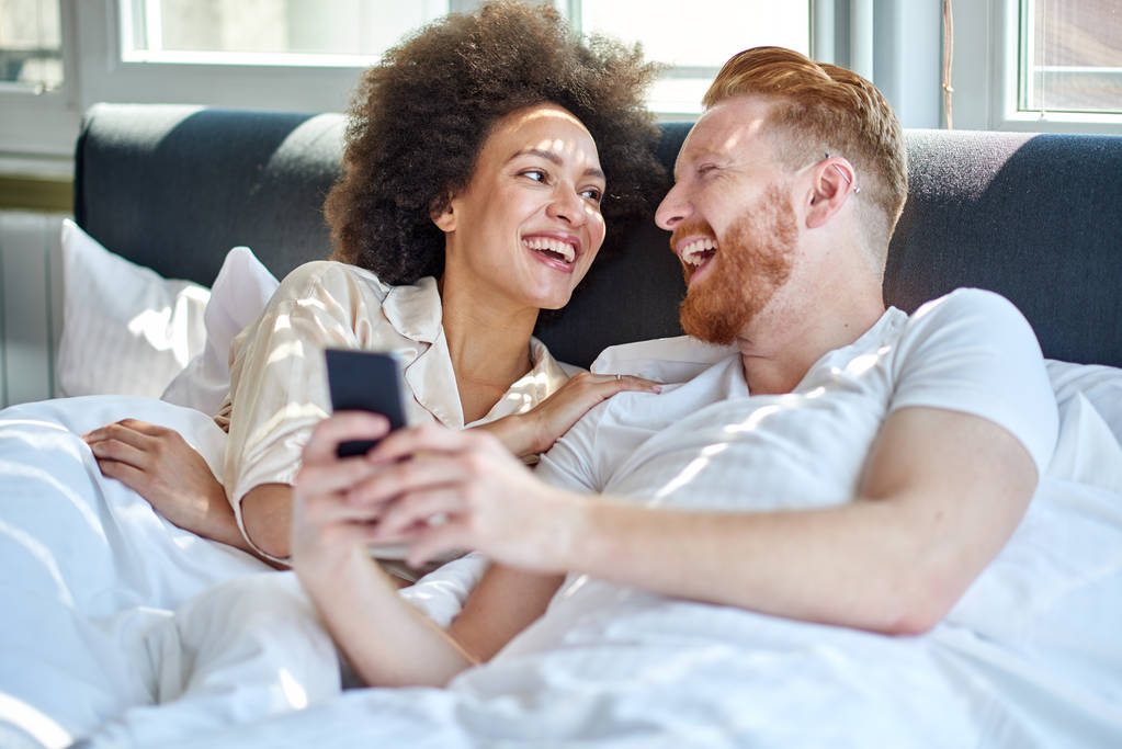 casal rindo juntos na cama
 - Foto, Imagem