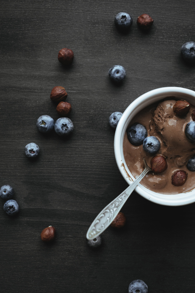 zmrzlina s borůvkami a lískových ořechů - Fotografie, Obrázek