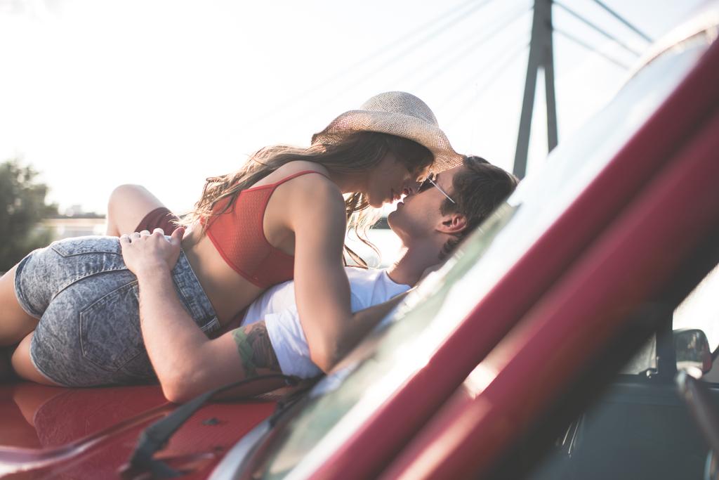 couple embrasser sur voiture capot
 - Photo, image