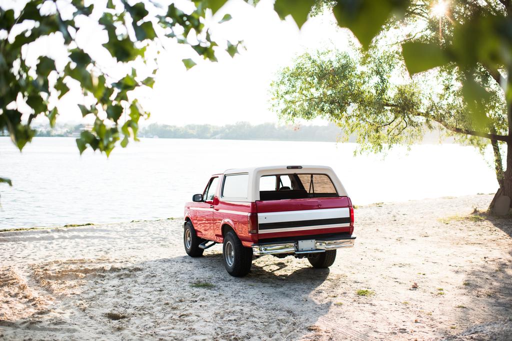 coche rojo a orillas del río
 - Foto, Imagen