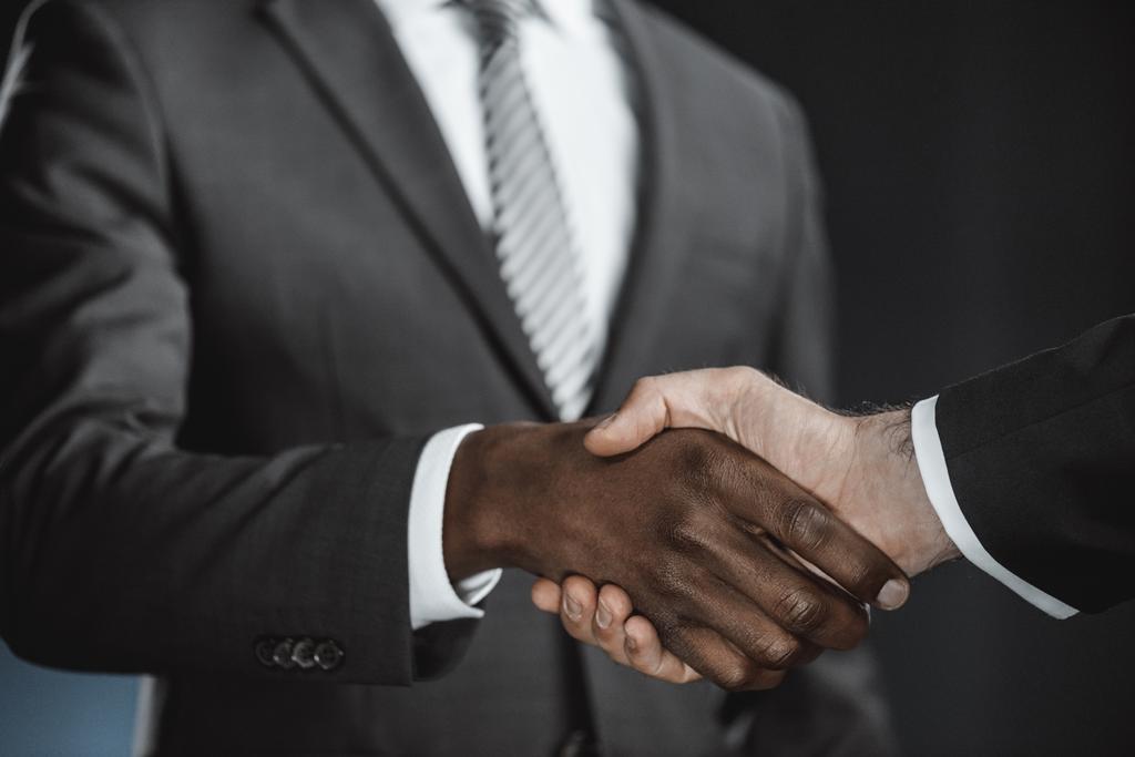 рукопожатие мультикультурных бизнесменов
 - Фото, изображение