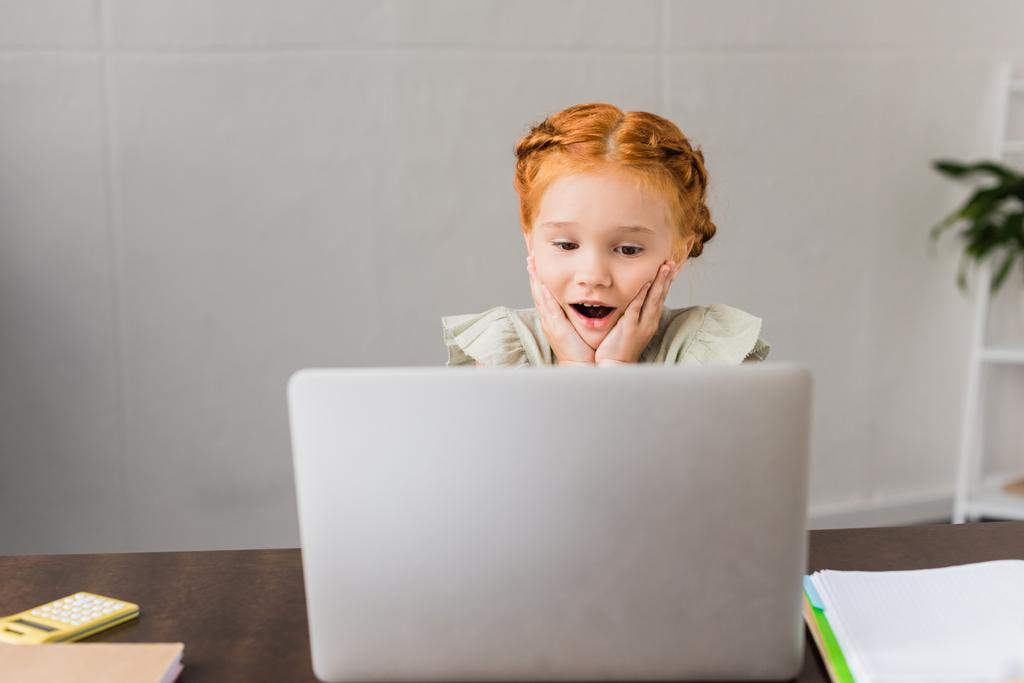 Pieni tyttö kannettavan tietokoneen kanssa - Valokuva, kuva