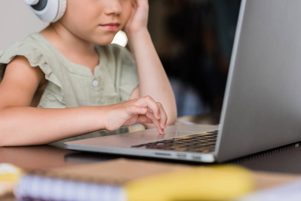 маленькая девочка с наушниками и ноутбуком
 - Фото, изображение