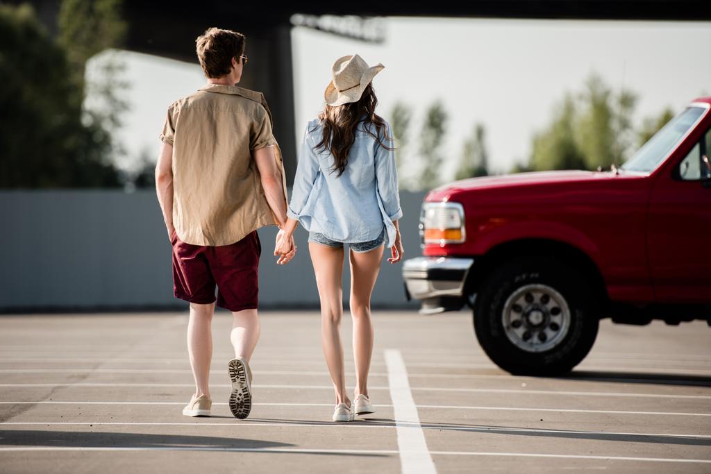 歩く若いカップル  - 写真・画像