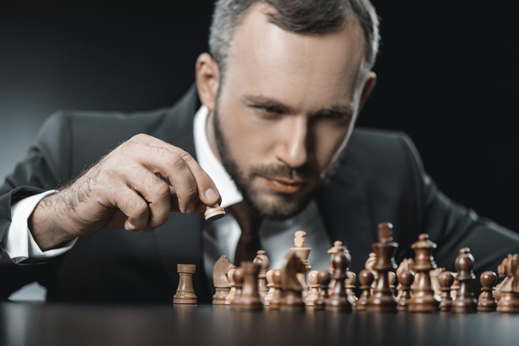 Uomo d'affari che gioca a scacchi
 - Foto, immagini