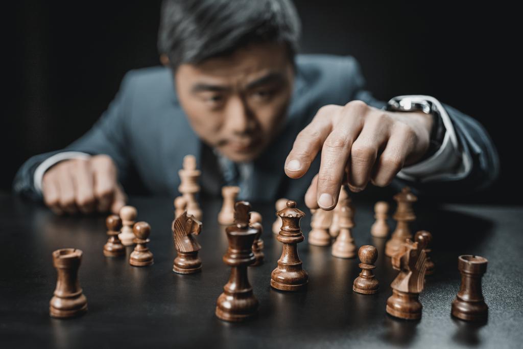 asiatico uomo d'affari giocare scacchi
 - Foto, immagini