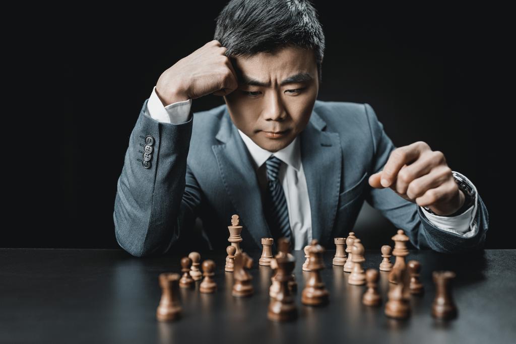 hombre de negocios asiático y piezas de ajedrez
 - Foto, Imagen